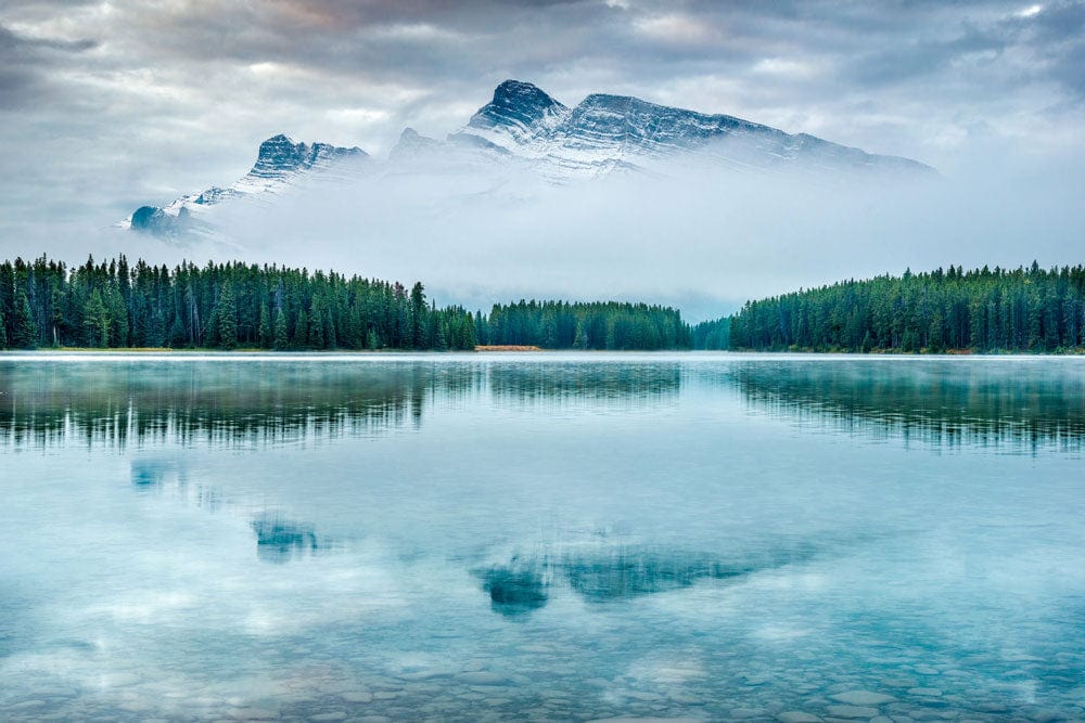 Peinture murale paysage lac reflet montagnes brume forêt papier peint mural paysage