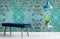 Banquette en velours bleu turquoise avec pieds en bois pour papier peint mural peau turquoise