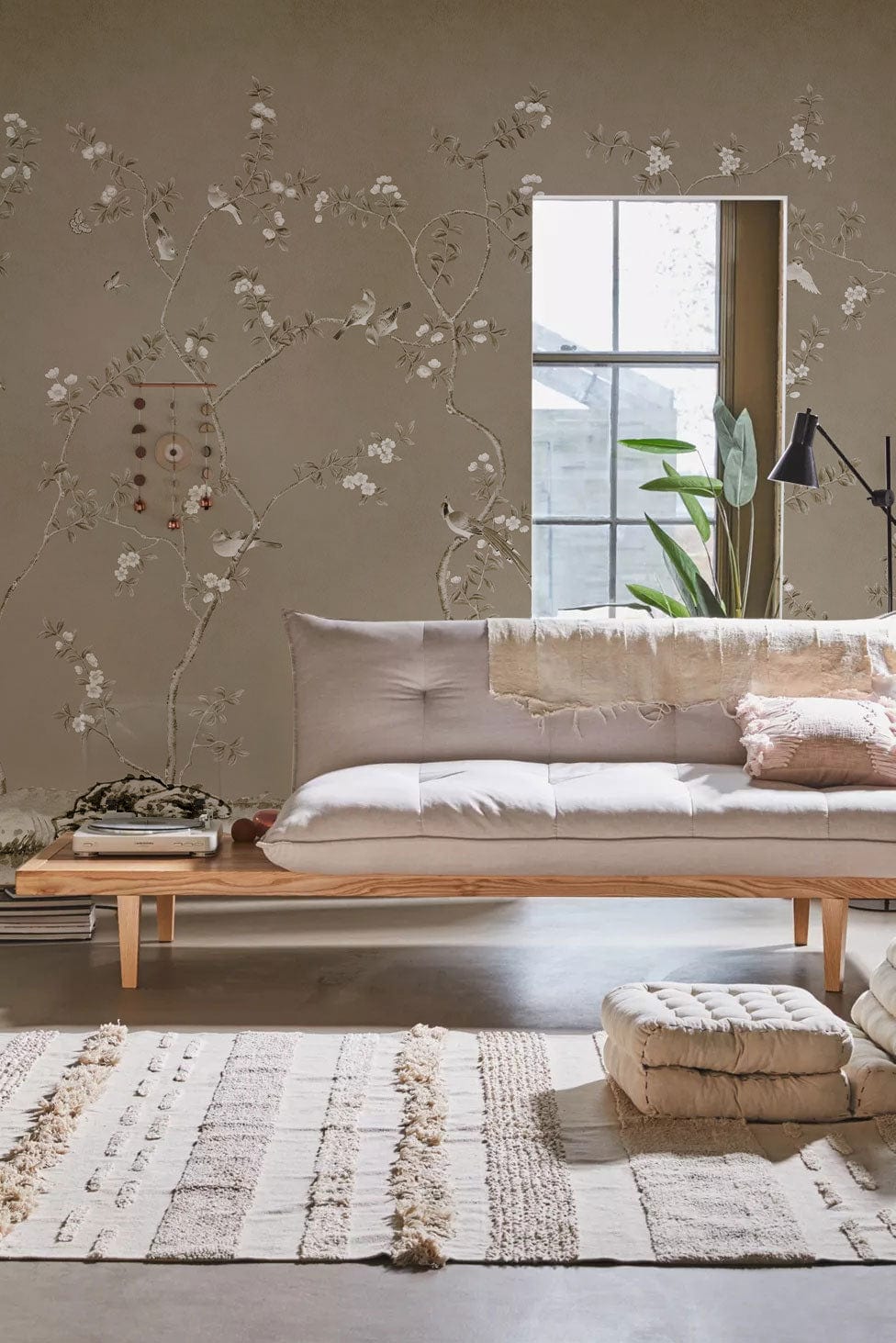 Futon en tissu clair avec cadre en bois, idéal pour mural petits bourgeons