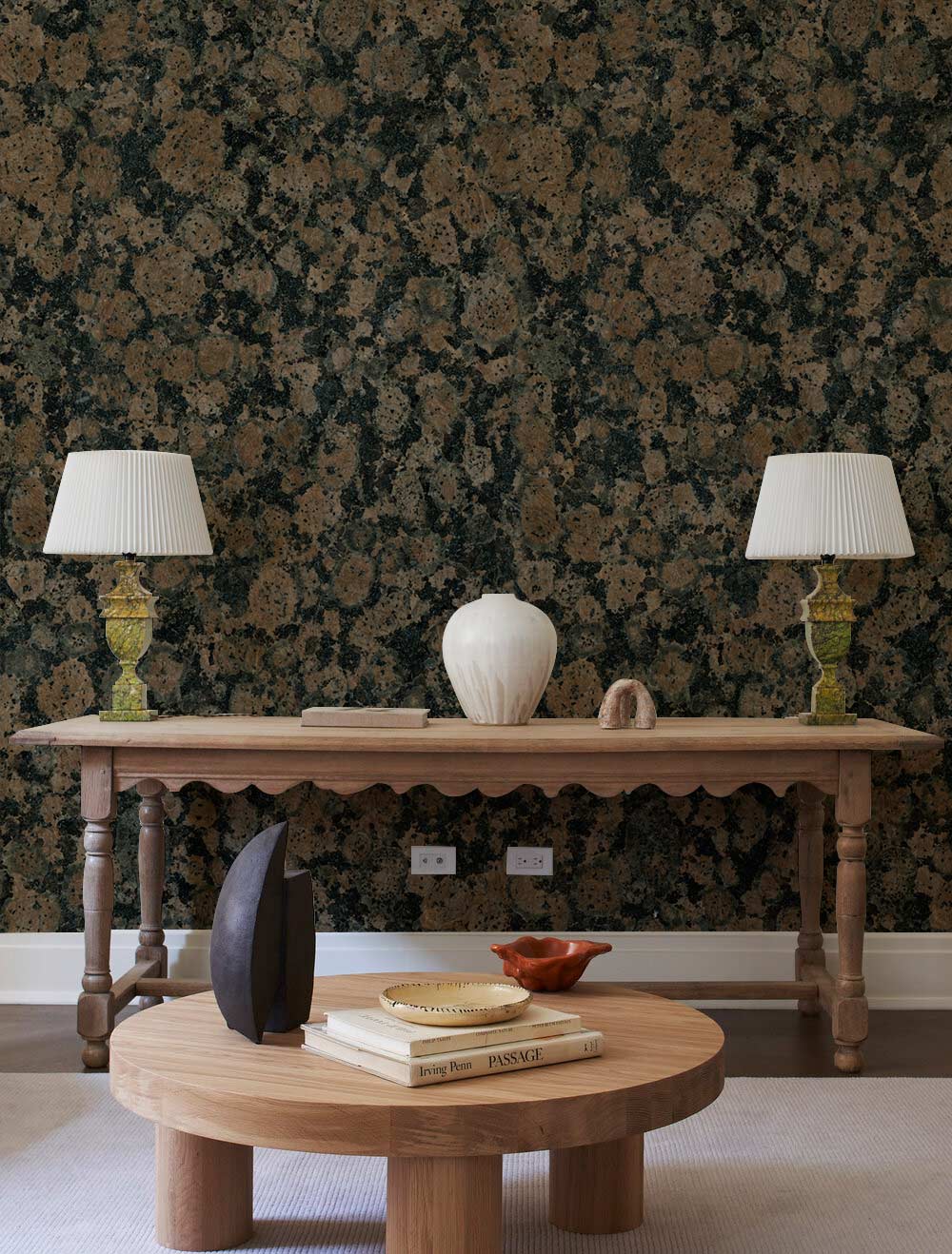 Console en bois avec apron scallopé, mural Pierre Corrodée, œuvre d’art mural Pierre