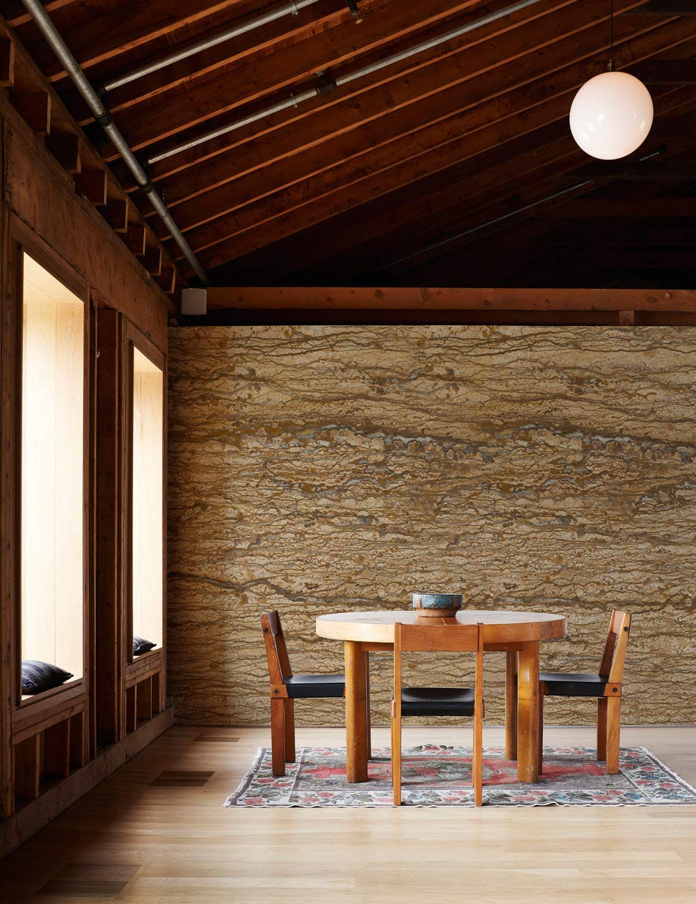 Table ronde en bois avec bol sombre, idéal pour peinture murale pierre ou papier peint mural