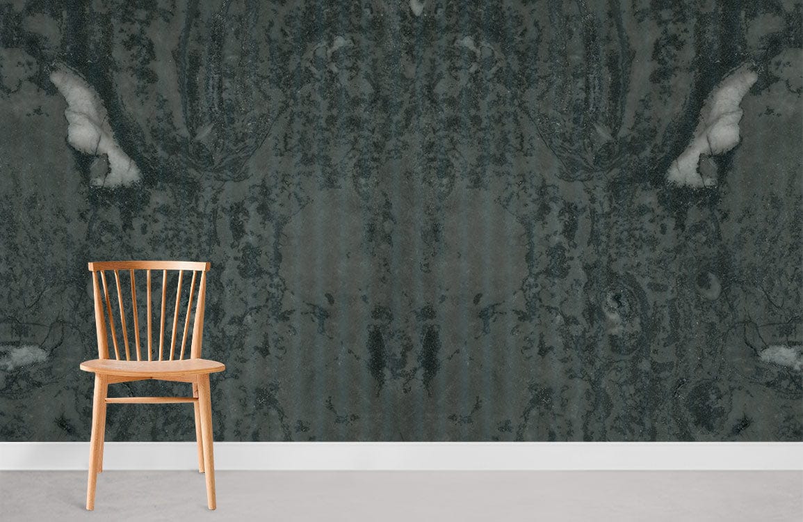 Chaise en bois avec dossier à lattes sur papier peint mural Pierre qui s’effrite verticalement II