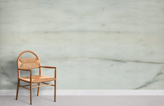 Chaise en bois clair et corde tissée avec papier peint mural pierre vert blanchâtre