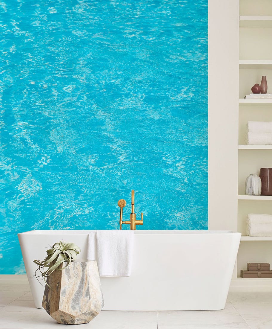 Baignoire blanche avec robinet en laiton, mural piscine bleu pour papier peint mural