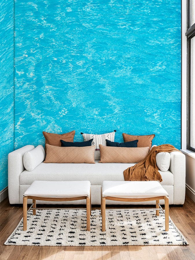Sofa blanc avec coussins d’accent, idéal pour un papier peint mural piscine bleu clair