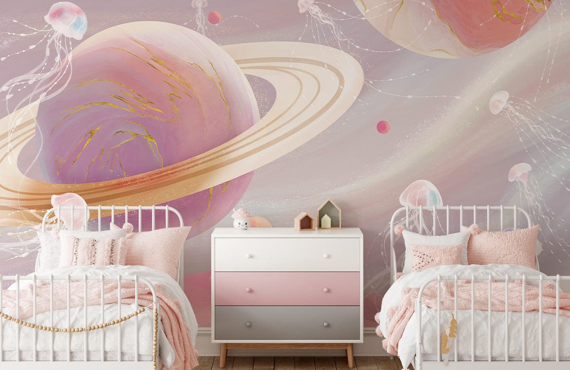 Peinture murale planètes dans une chambre d’enfant avec lits en métal blanc et mobilier rose et gris