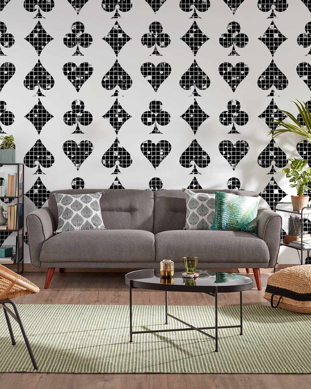 Sofa gris avec coussins décoratifs sur papier peint mural Poker en Grille pour murale poker