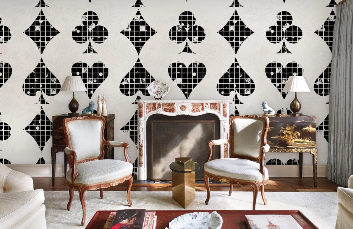 Papier peint mural poker avec motif de cartes à jouer dans un salon moderne