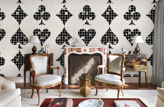 Papier peint mural poker avec motif de cartes à jouer dans un salon moderne
