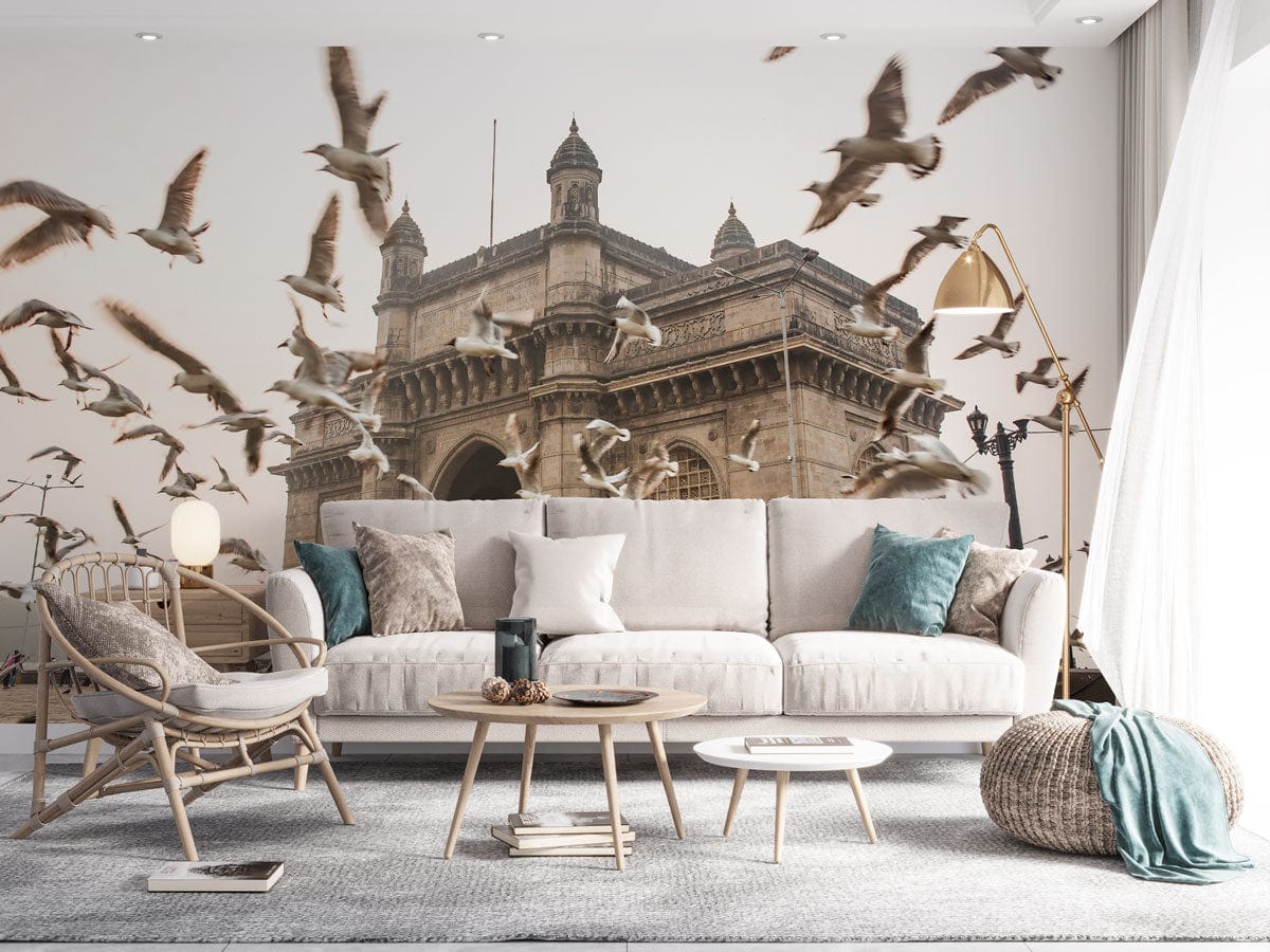 Canapé en tissu clair avec coussins, idéal pour un peint mural Porte ou papier peint mural