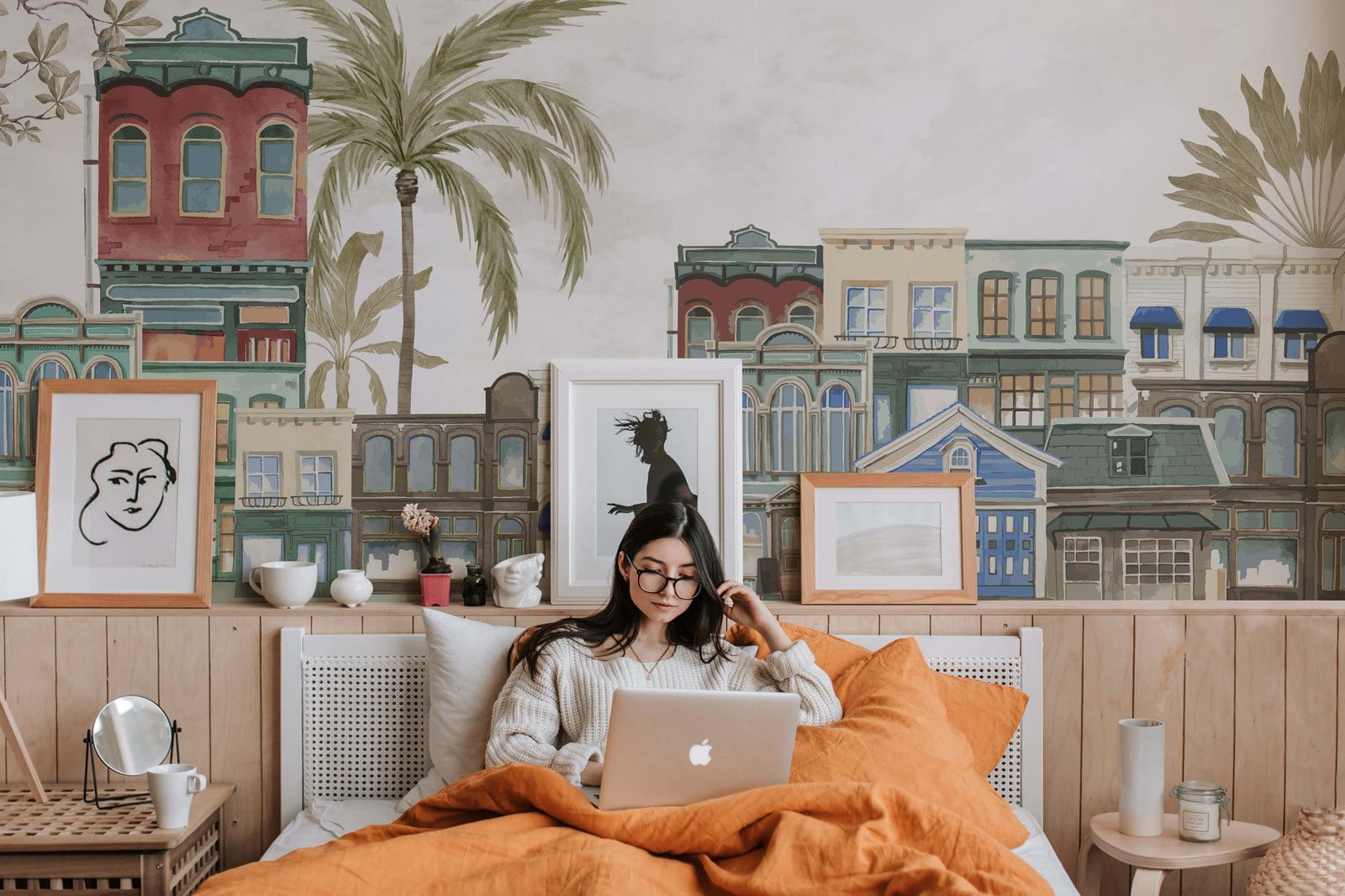 Femme dans son lit avec un ordinateur, décor mural portrait de maison, papier peint mural