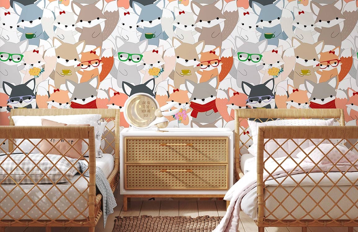 Photo d’une chambre d’enfants avec papier peint mural renard, lit en rotin et table de nuit