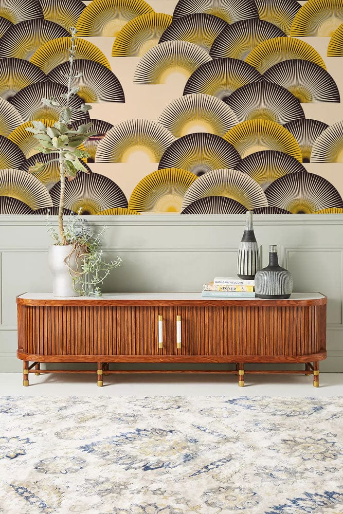 Media console en bois style moderne avec portes flûtées et dessus en marbre blanc, idéal pour papier peint mural