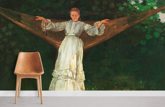 Chaise en bois clair avec siège en cuir, idéal pour le papier peint mural d’été