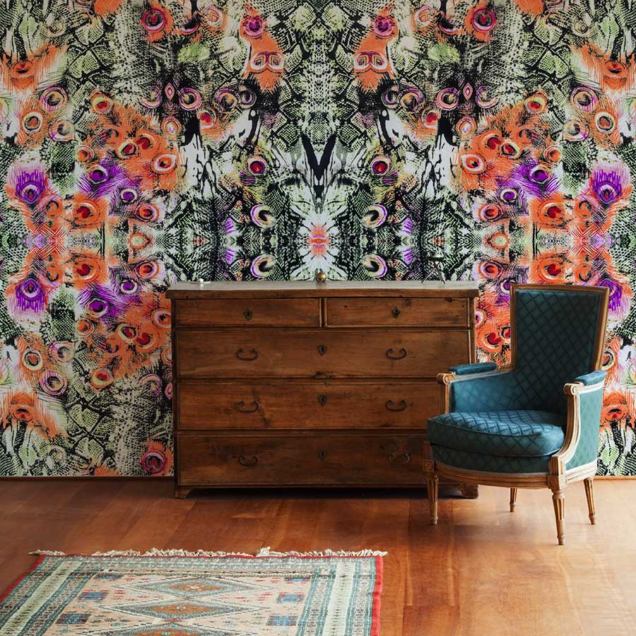 Papier peint mural avec motif paon littéraire et meuble en bois à poignées métalliques