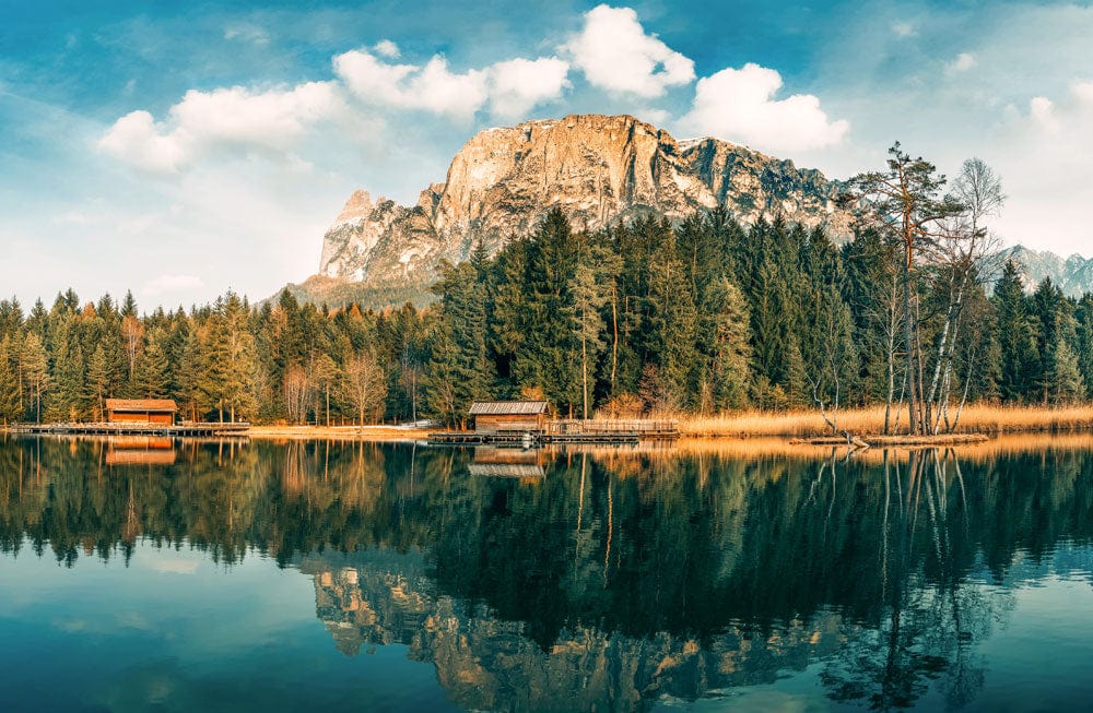 Papier peint mural réflexion avec lac paisible, montagnes et cabanes, décoration murale nature