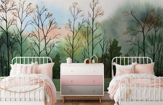 Image de deux lits jumeaux en métal blanc avec literie rose et blanc, près d’une peinture murale personnalisée représentant une forêt et des prairies