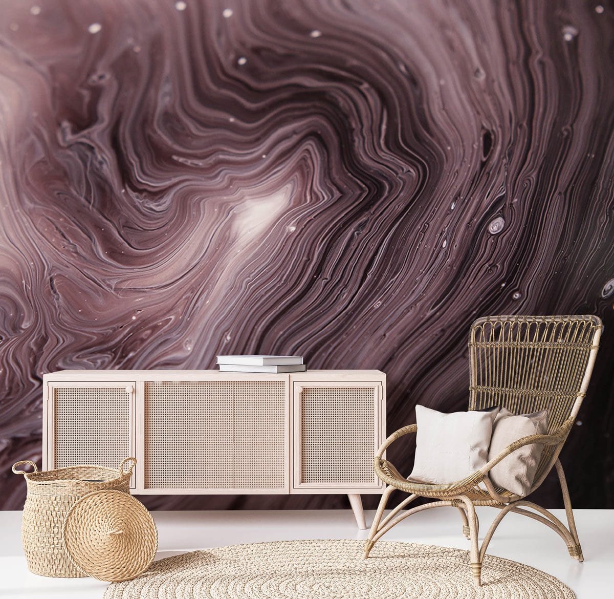 Console moderne avec cadre clair et portes en cannage, parfait pour le peint mural rivière