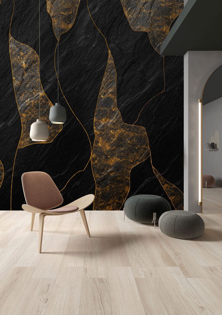 Chaise moderne avec cadre en bois clair et siège blush dans œuvre d’art mural Rocheux Noir et Doré