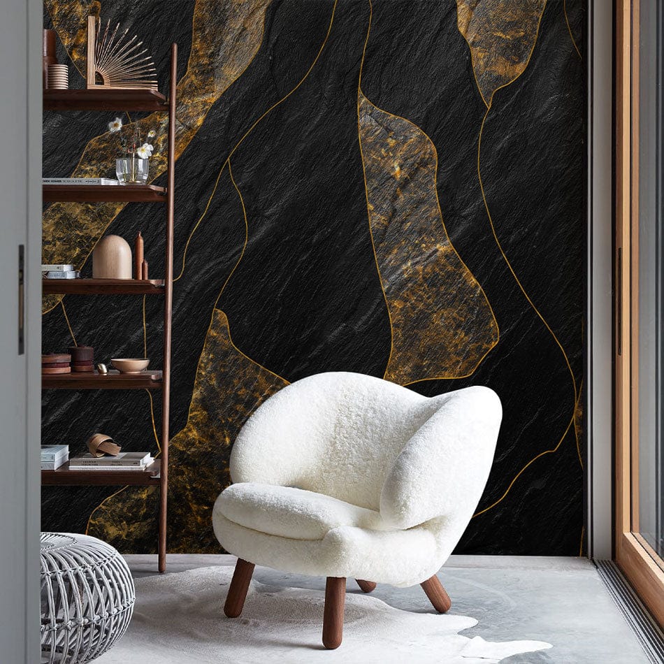 Chaise blanche fluffy avec jambes en bois, parfait pour un œuvre d art mural rocheux noir