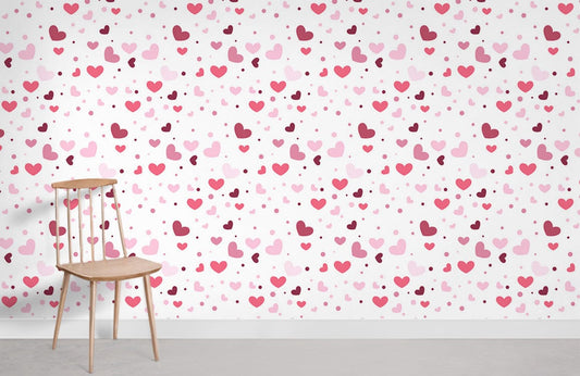 Chaise en bois clair avec dossier à épingles, idéal pour peinture murale rose et mural rose amour