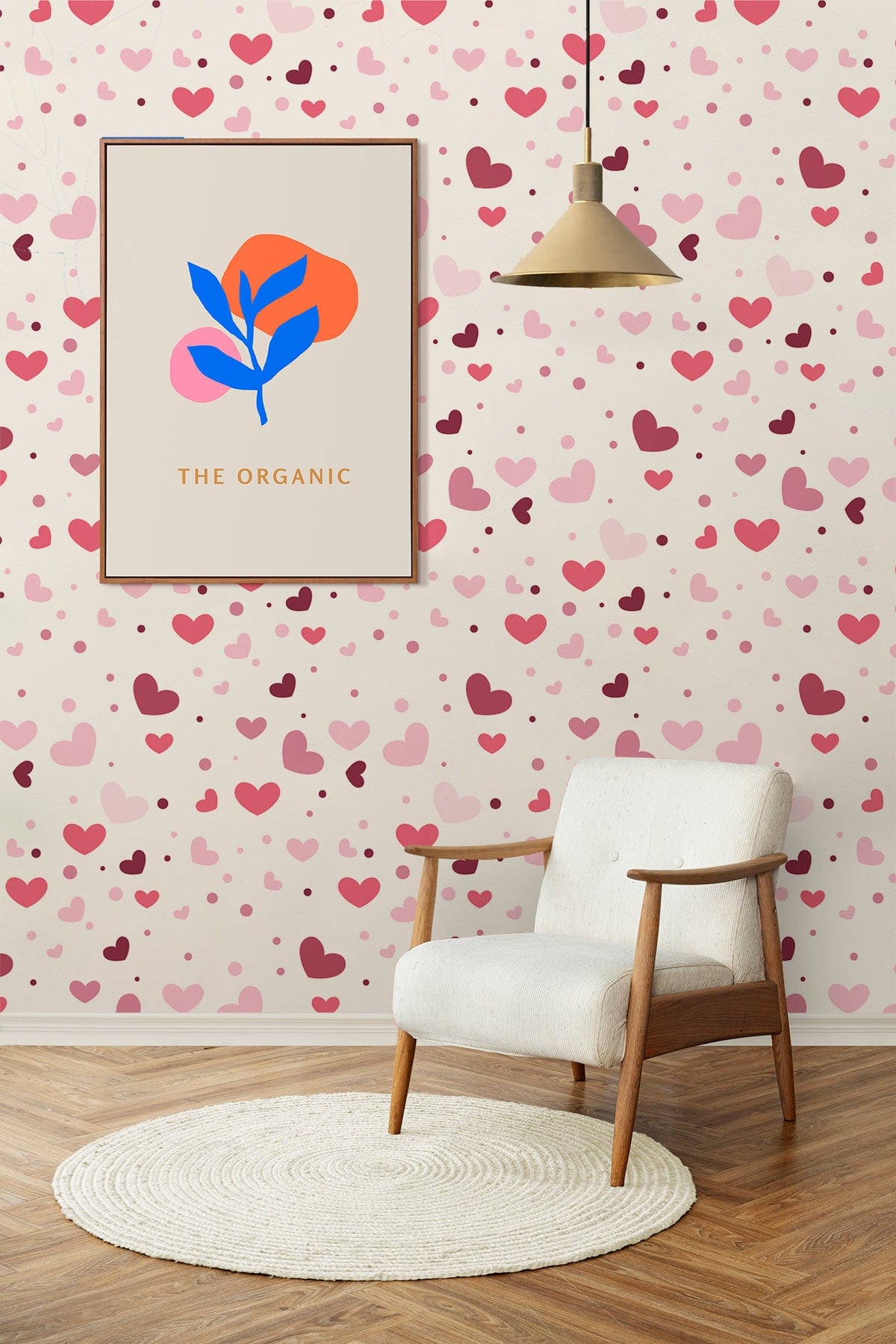 Chaise d’accent en tissu blanc avec bras et pieds en bois, idéal pour peinture murale rose