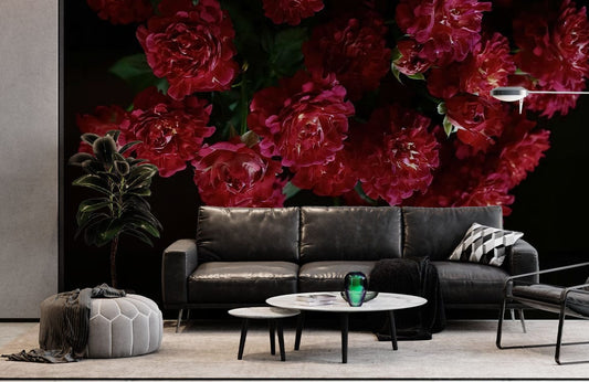 Canapé en cuir sombre trois places avec papier peint mural Rose de Nuit Sombre