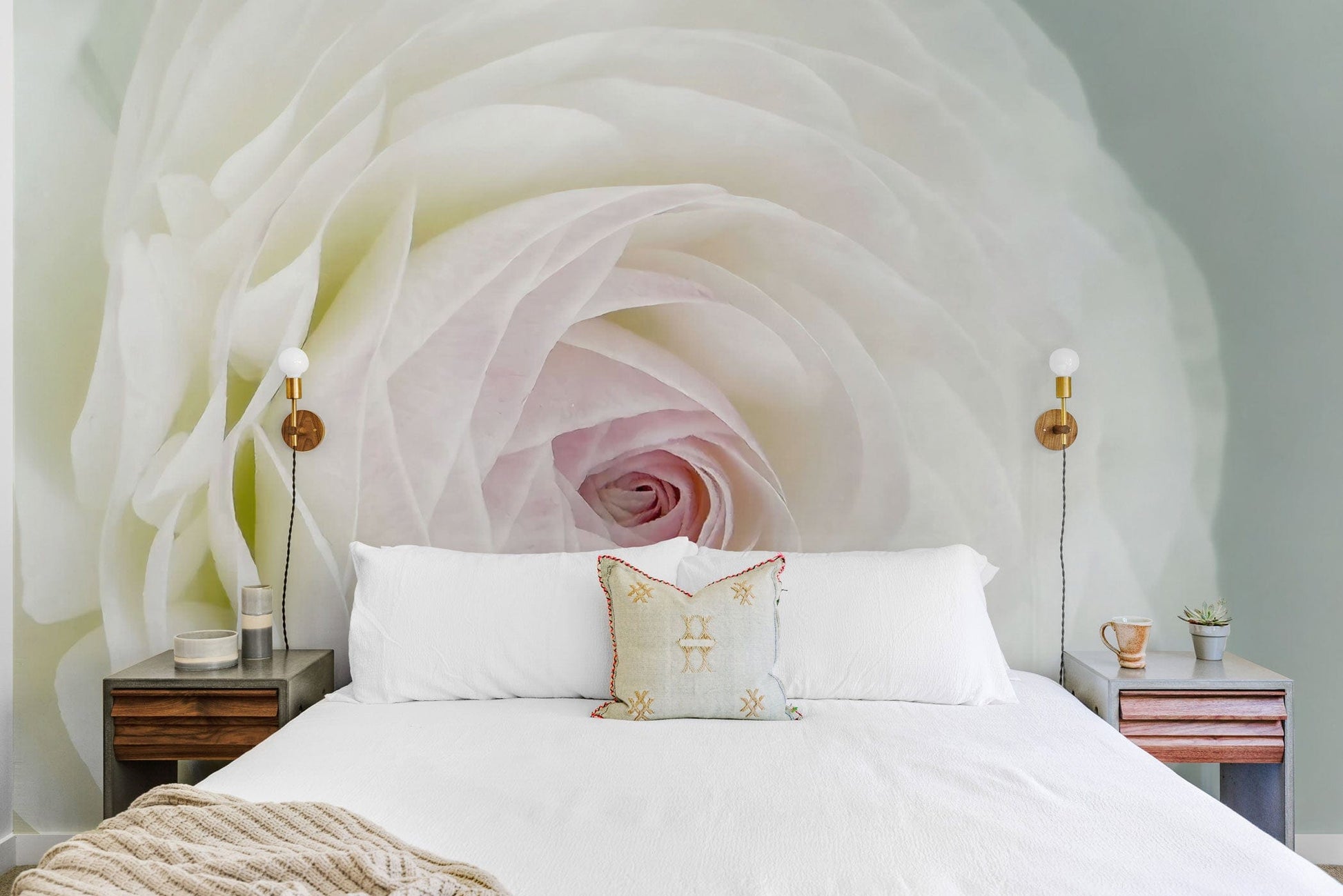 Image d’un lit avec draps blancs et coussins, décoratif avec un coussin Épanouie