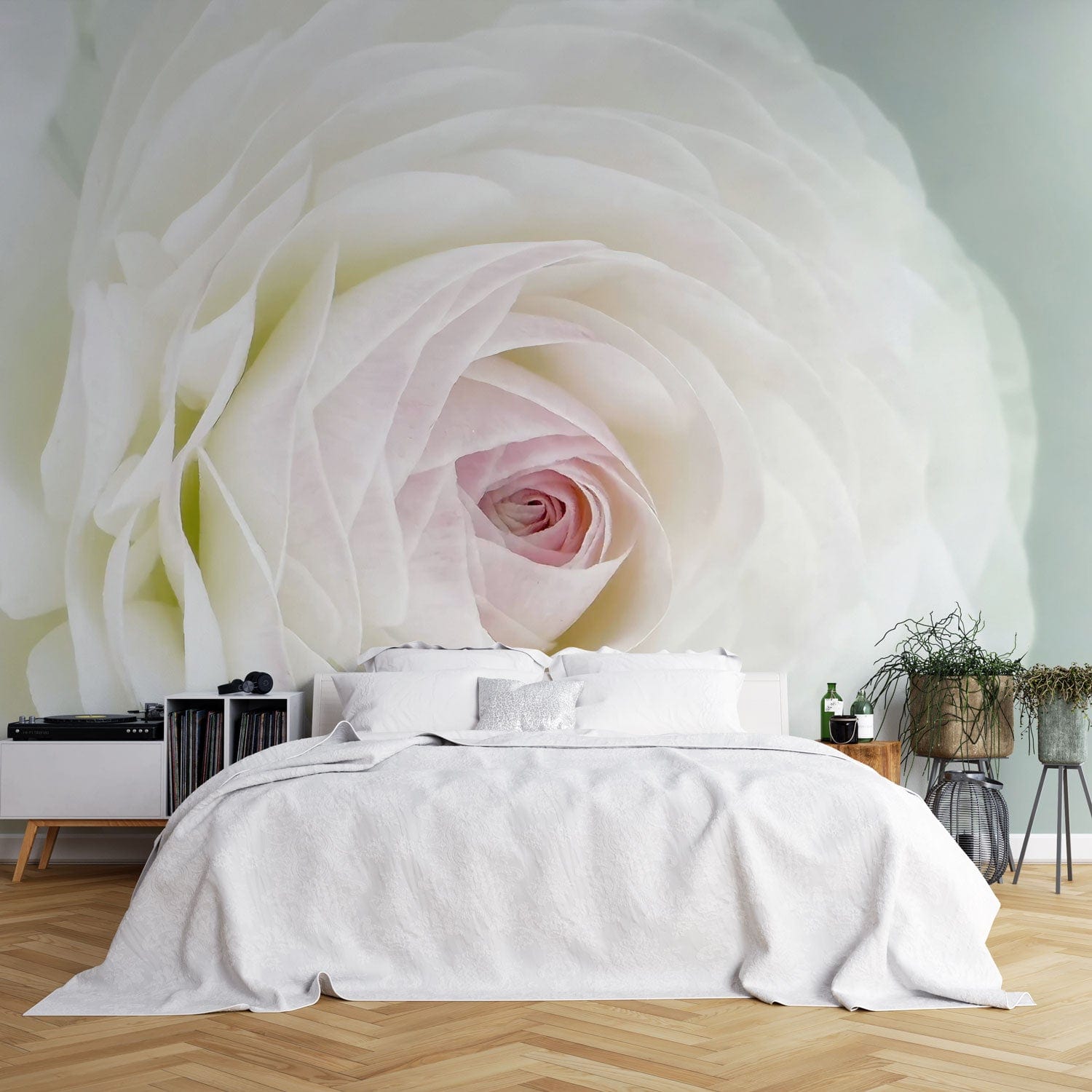 Image d’un lit blanc avec tête simple, parfait pour un mural rose Épanouie