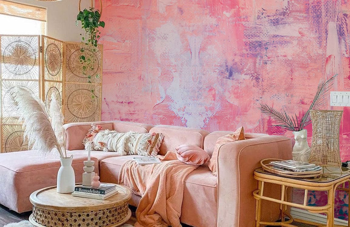 Canapé sectionnel rose avec coussins décoratifs et plaid, idéal pour un murale rose rêveur