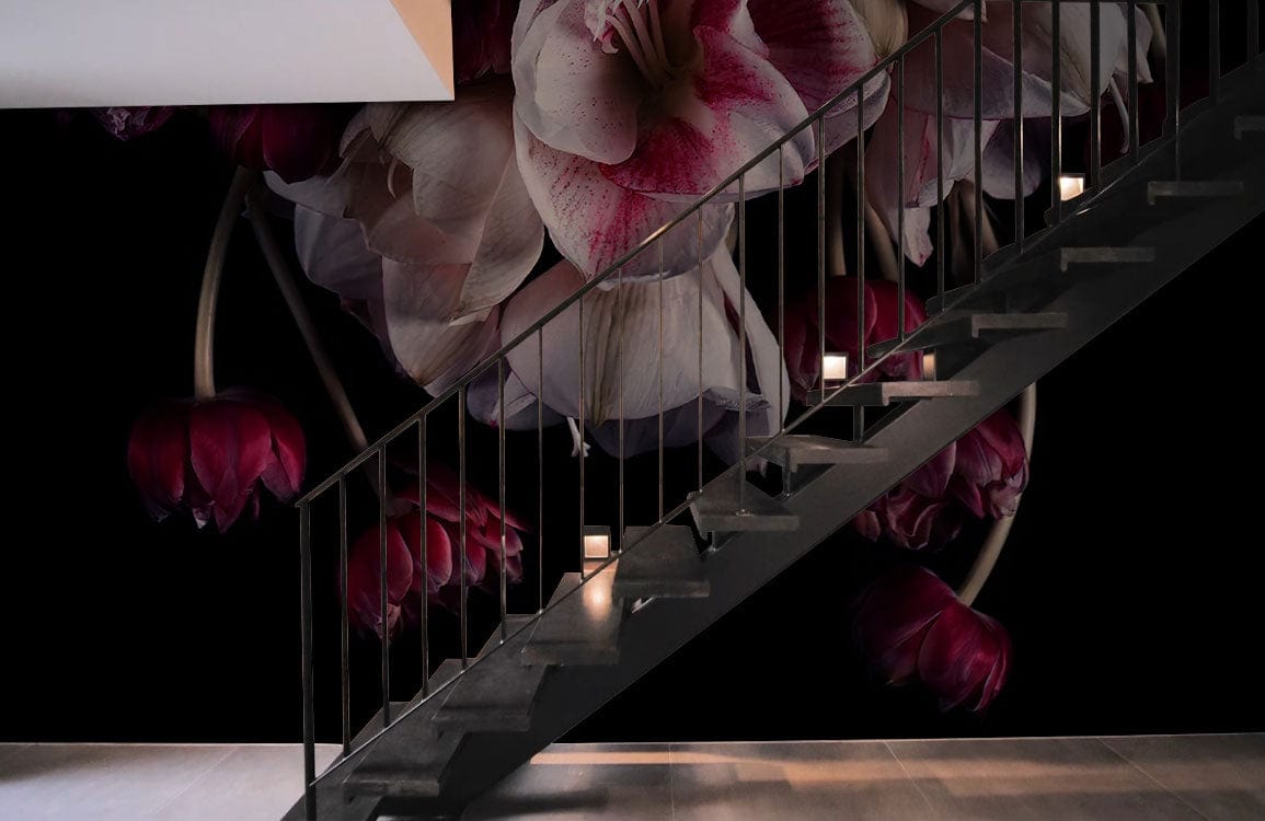 Escalier moderne avec rampes métalliques et marches éclairées sur le papier peint mural rose sur fond sombre