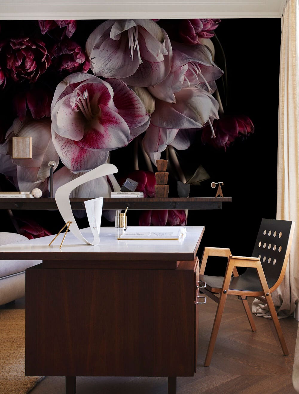Photo d’un bureau avec un papier peint mural rose et accessoires dorés, style minimaliste