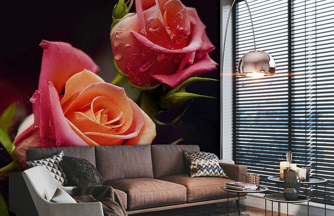 Canapé sectionnel marron avec coussins décoratifs, idéal pour le papier peint mural Rosée sur Roses