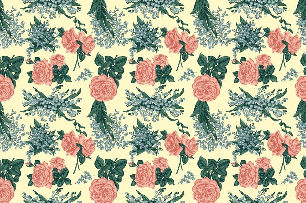 Papier peint mural roses et campanules avec motif floral rose et bleu sur fond crème