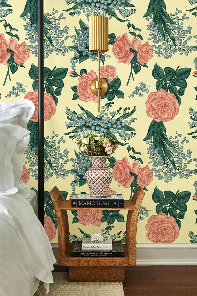 Papier peint mural roses et campanules avec fleurs jaunes, roses roses et feuillage vert