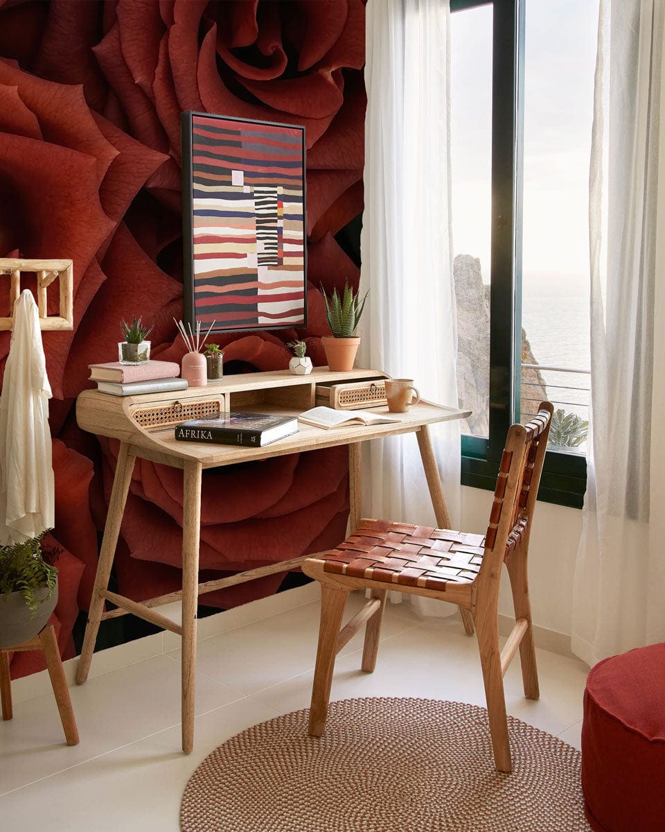 Image d’un bureau en bois clair avec accents en rotin et front incurvé, parfait pour peint mural nocturnes