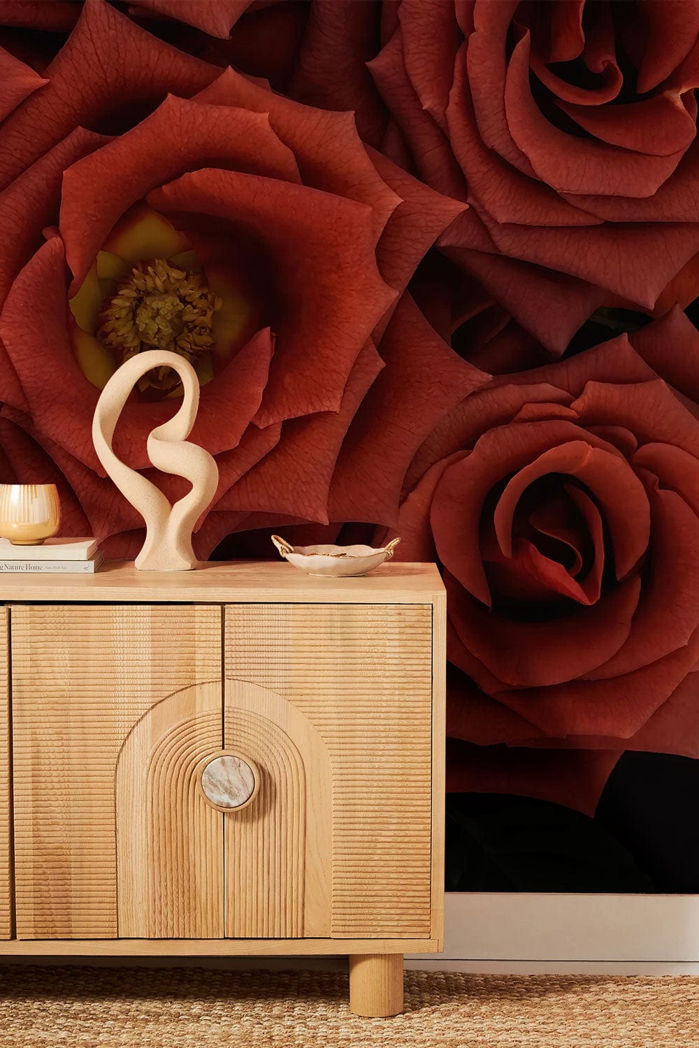 Armoires en bois clair avec texture cannelée, parfaites pour le papier peint mural Rosiers Nocturnes