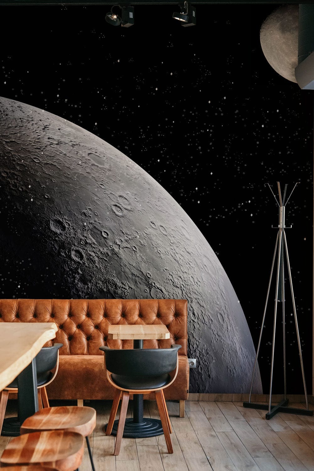 Peinture murale moderne avec mural celestial dans un café cozy, papier peint mural rotation de la Lune