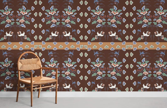 Chaise en bois avec siège et dossier en osier, idéal pour papier peint mural rouge