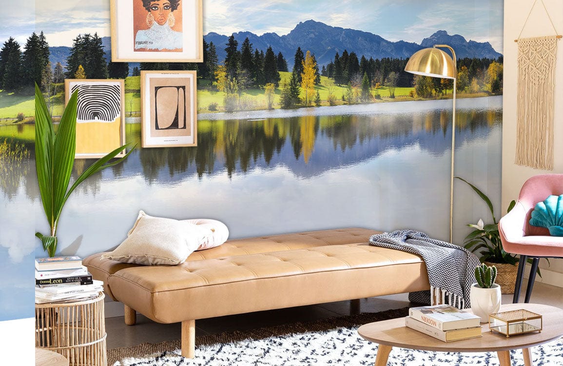 Futon en faux cuir tan avec jambes en bois, dans le papier peint mural forêt céleste