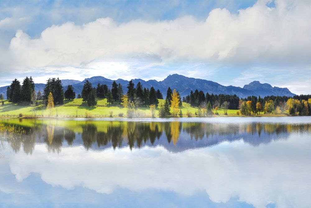 Papier peint mural forêt céleste avec lac tranquille, reflet automnal, paysage panoramique