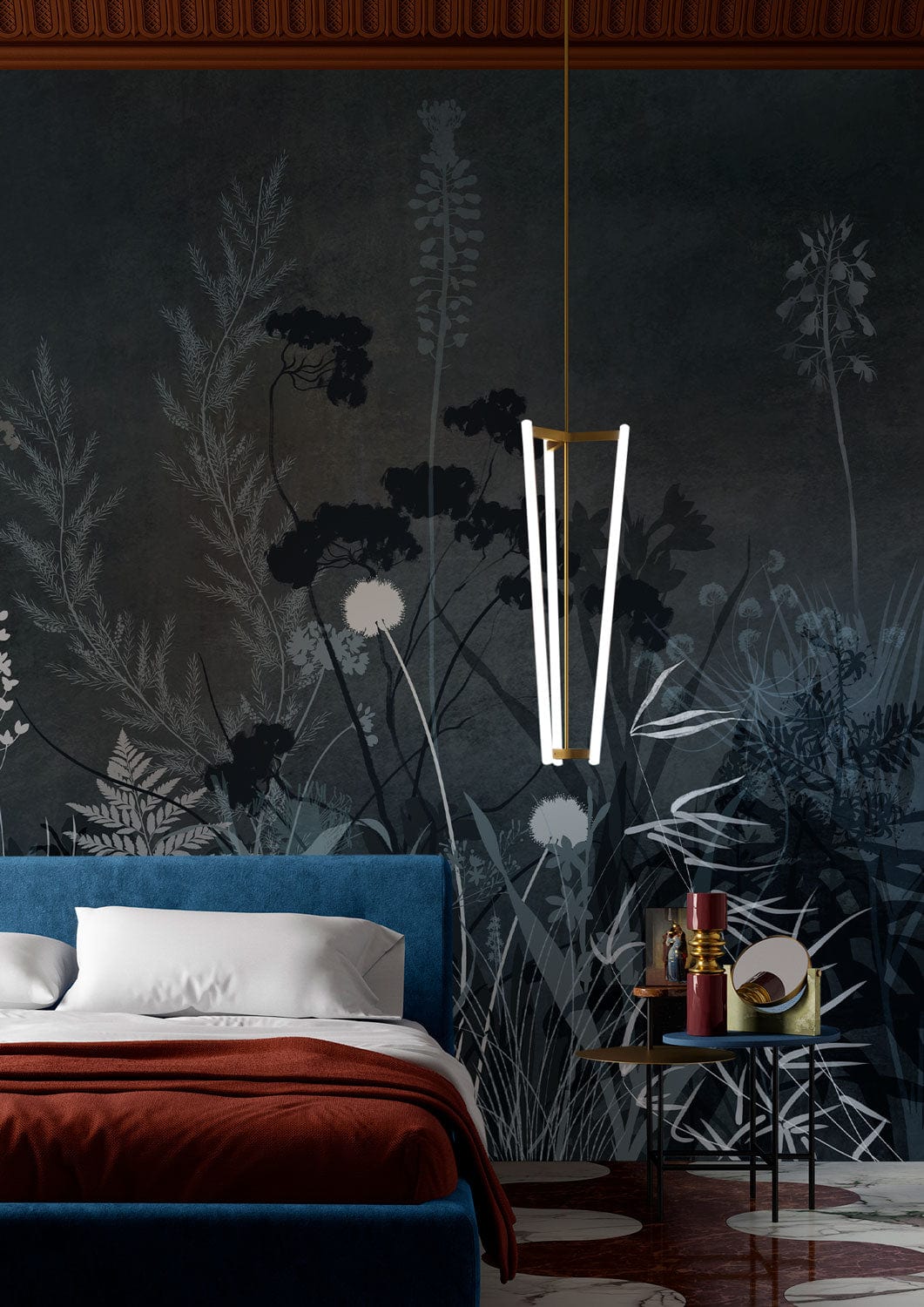 Papier peint mural buissons sombres avec lit bleu, oreillers blancs et couverture rouille