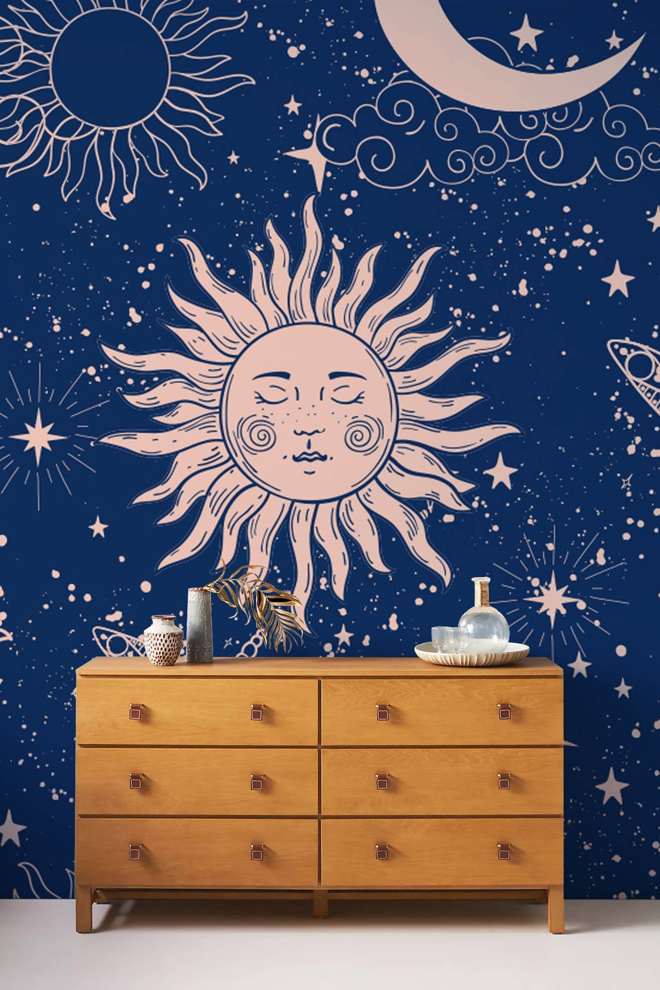 Dresser en bois avec six tiroirs et boutons ronds, parfait pour un papier peint mural solaire