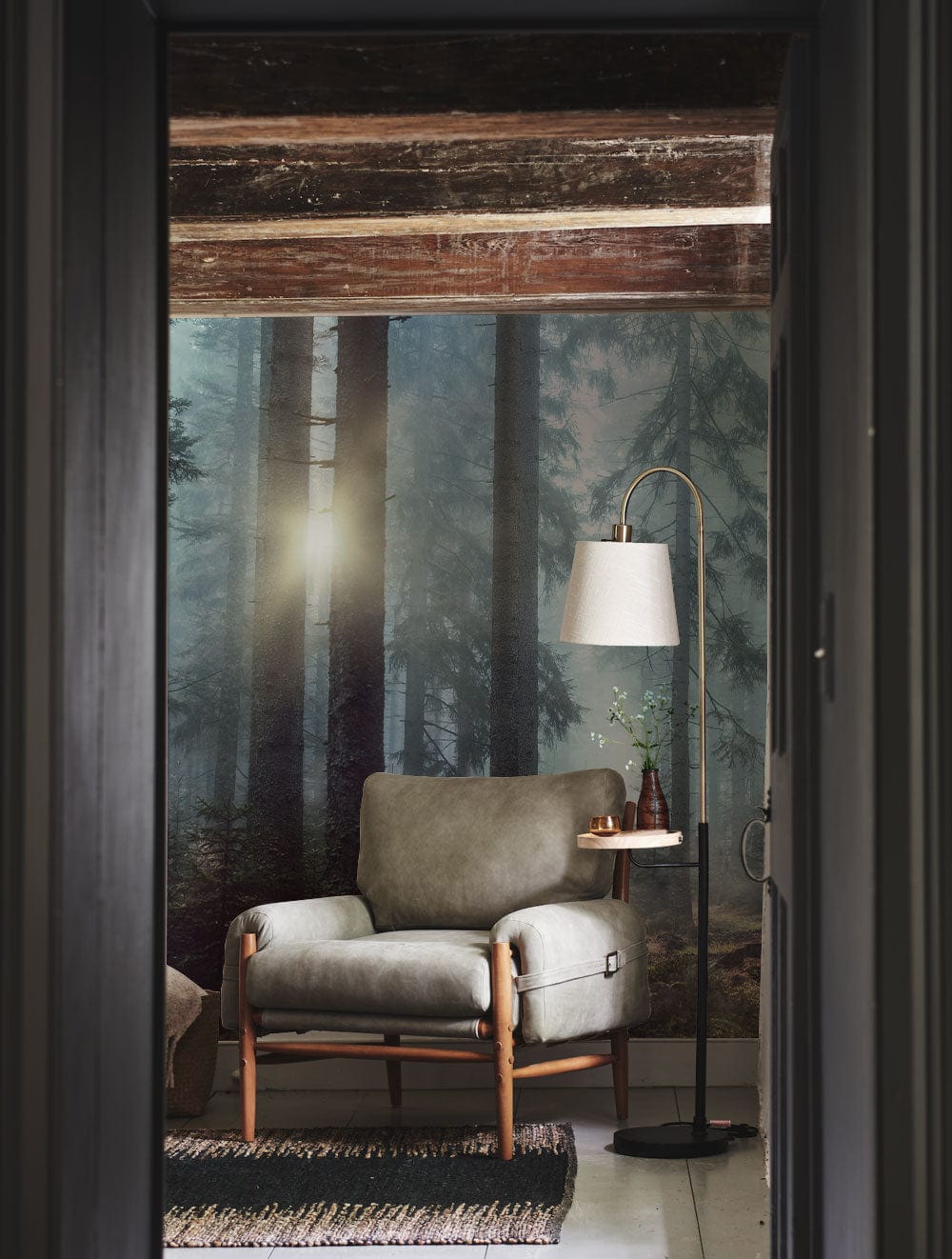 Fauteuil rembourré gris clair avec cadre en bois, idéal avec le papier peint mural soleil à travers le brouillard