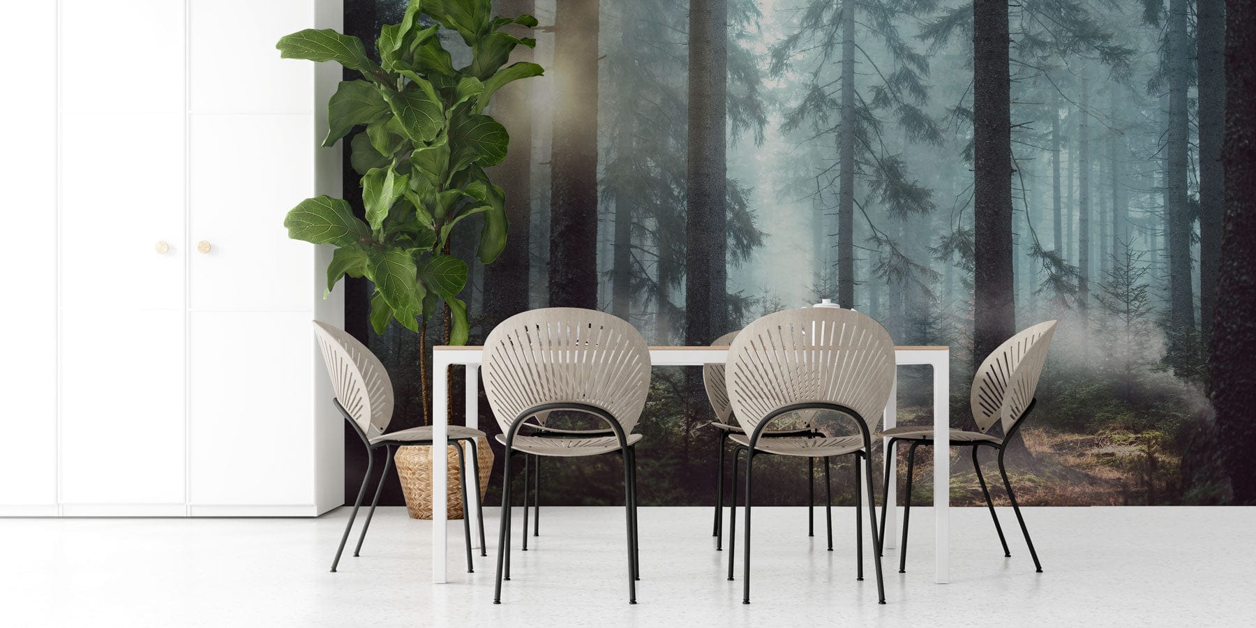 Photo d’un ensemble salle à manger moderne avec table blanche et chaises en rotin, idéal pour le papier peint mural soleil à travers le brouillard