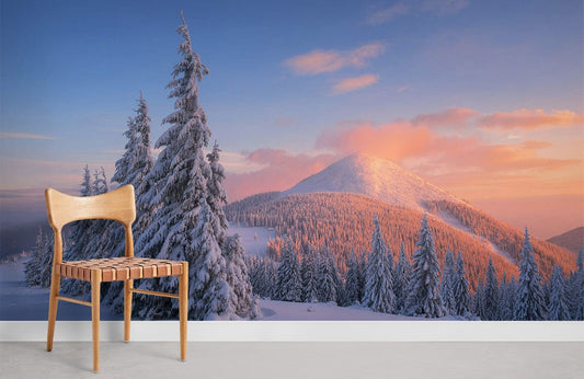 Chaise en bois avec siège en cuir tissé sur papier peint mural sommet de montagne onirique