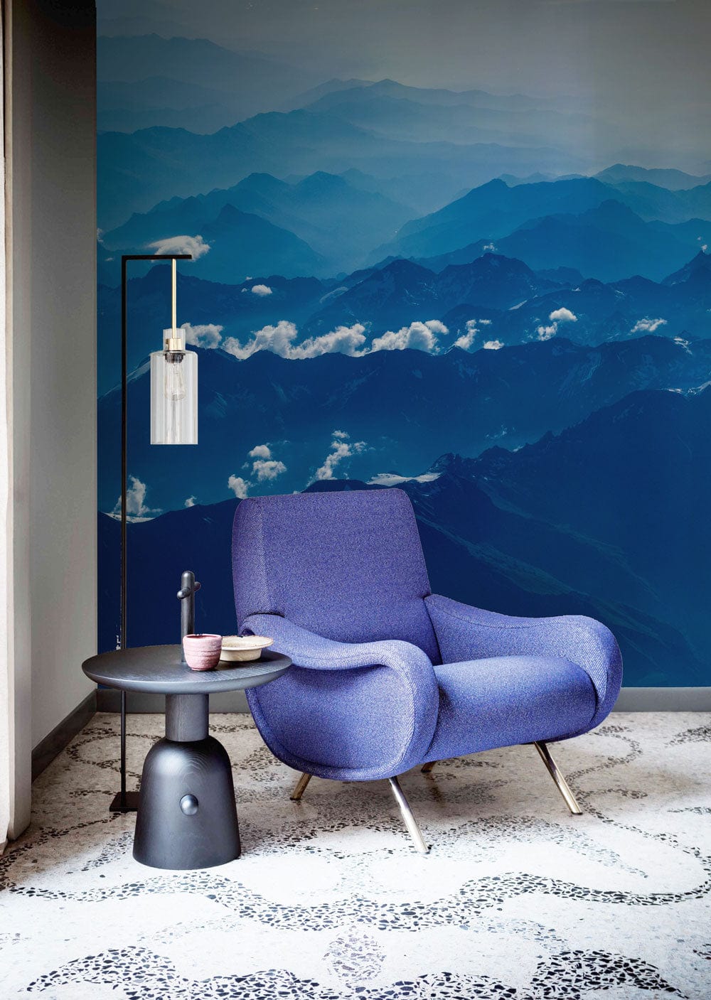 Armchair bleu avec jambes dorées, idéal pour un papier peint mural montagnes bleu foncé