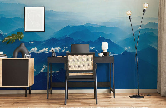 Papier peint mural montagnes bleu pour un bureau moderne avec mobilier élégant