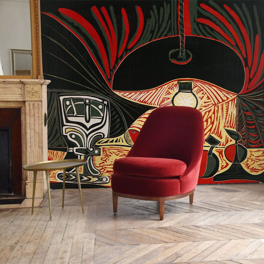 Chaise d’accent en velours rouge avec jambes en bois, idéal pour un papier peint mural élégant