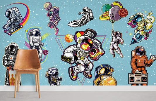 Peint mural spectacle d’astronaute avec illustrations ludiques sur mur bleu clair